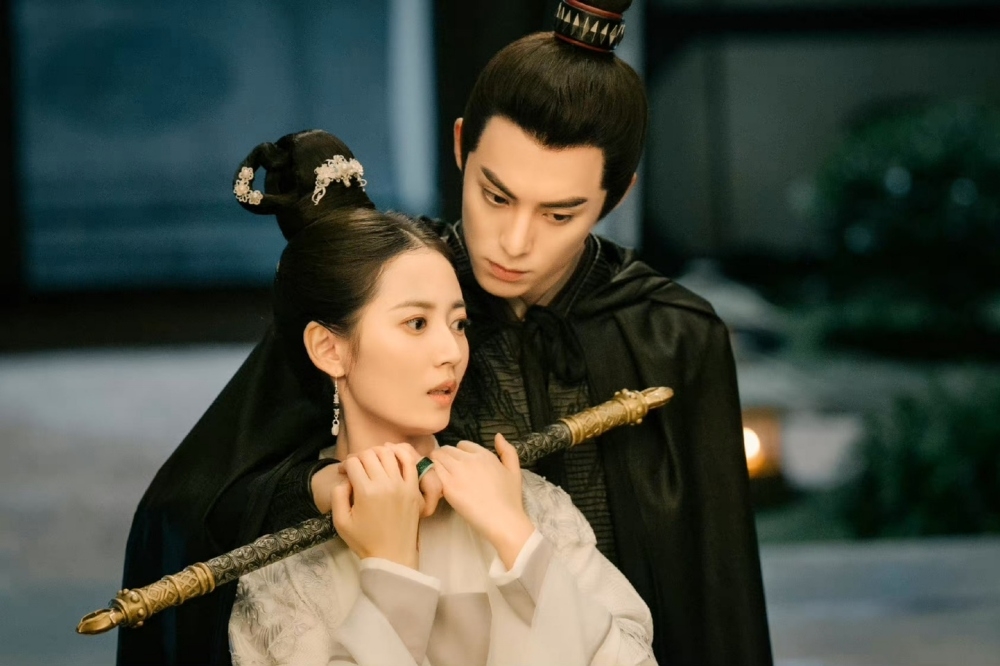 王鶴棣的古裝新劇《浮圖緣》收視風光，評價卻不盡理想，女主角陳鈺琪的「瞪眼演技」尤其被觀眾所詬病。（取自該劇微博）