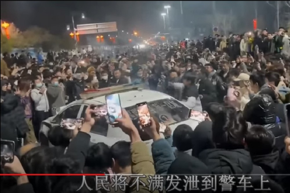 中國大量城市居民不約而同以煙花發洩壓抑的情感，是對政府禁令的蔑視和挑戰，也是彰顯民眾力量的無言示威。（圖片擷取自Youtube）