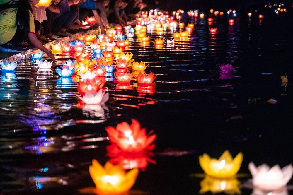 易飛網「峴港美拍輕旅行4日」行程將帶旅人至會安河邊體驗放水燈祈福。(易飛網提供)