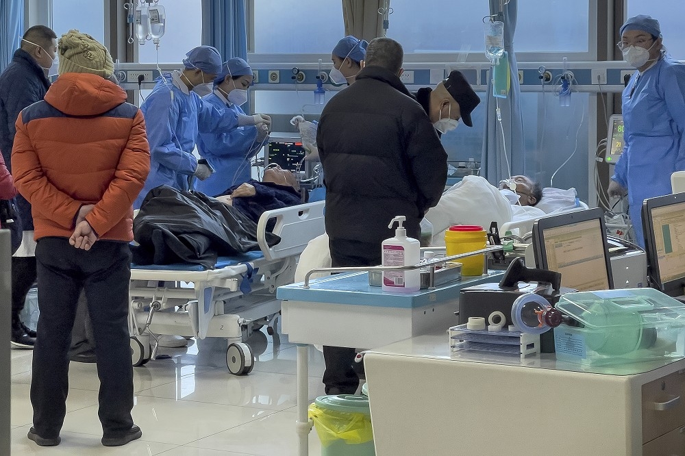 中国再放宽防疫措施，自8日起新冠确诊者不须隔离，也不再判定密切接触者。图为北京医院。（美联社）(photo:UpMedia)