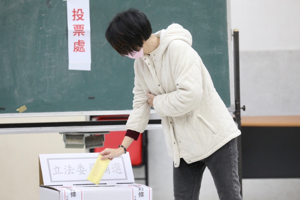 台北市第三選區立委補選8日進行投票，天氣放晴，投票率卻不太理想。（王侑聖攝）