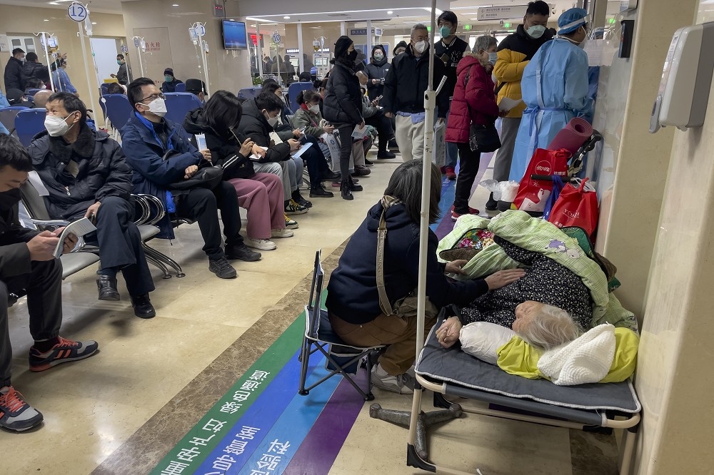 河南統計顯示，該省人口中已有9成曾經染疫。圖為北京醫院人滿為患的情形。（美聯社）
