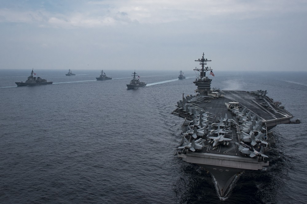 智庫兵推顯示，美軍可能會在台灣海峽的戰事中，蒙受包括兩艘航艦在內的損失。圖為美軍「卡爾文森號」航艦打擊群。（取自美國海軍網站）