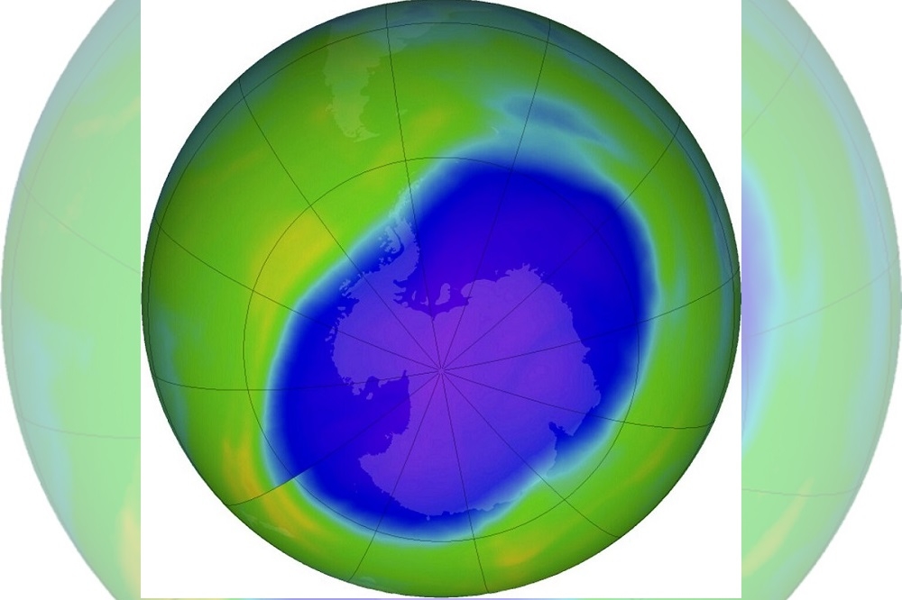 圖為美國國家航空暨太空總署（NASA）釋出的假色影像（false-color image），藍色與紫色部分顯示去年10月，南極洲上空的臭氧層破洞範圍。（資料照片／美聯社）