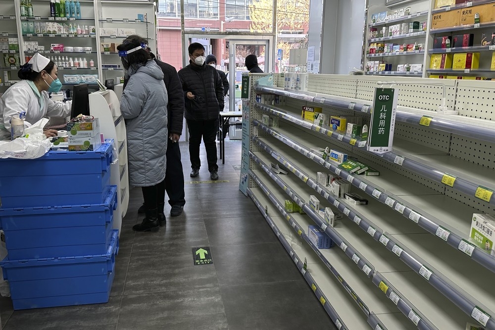 日本官方唿吁药品通路进行销售管控。图为北京药局内，药品被抢购一空的情形。（美联社）(photo:UpMedia)