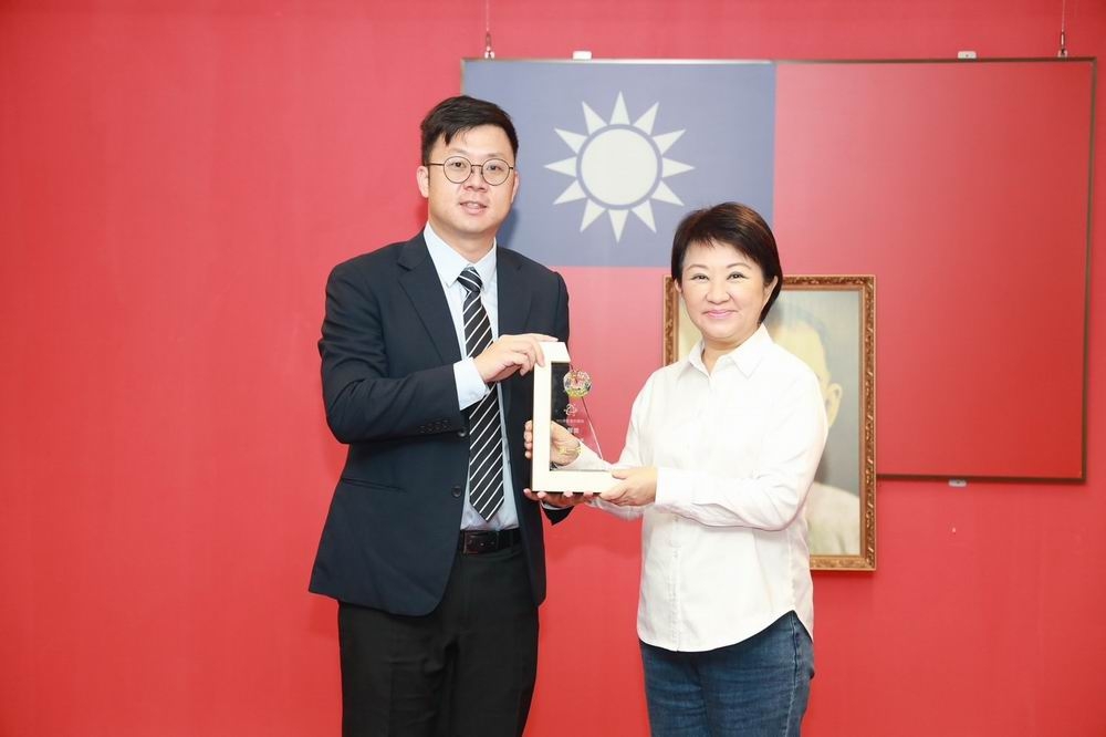 數位治理局長林谷隆將金質獎榮耀獻給盧秀燕市長。（數位局提供）