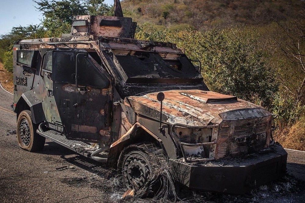 墨国陆军装甲车遭毒枭伏击得手，被焚毁的面目全非。（取自推特）(photo:UpMedia)