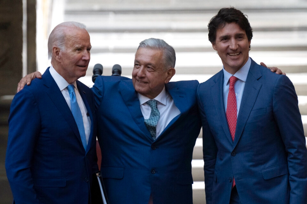 美国总统拜登（左起）、墨西哥总统欧布拉多、加拿大总理杜鲁道10日出席北美领袖峰会。（美联社）(photo:UpMedia)