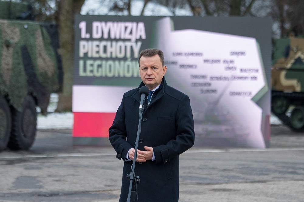 波蘭副總理兼國防部長布拉查克宣布為抗衡俄國威脅，成立第5個陸軍師級單位，重啟「第1軍團步兵師」番號。（取自波蘭國防部）