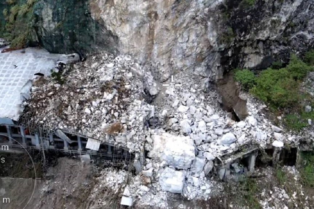 蘇花公路大清水隧道坍方的空拍畫面曝光，土石砸毀隧道令人怵目驚心。（公路總局提供）