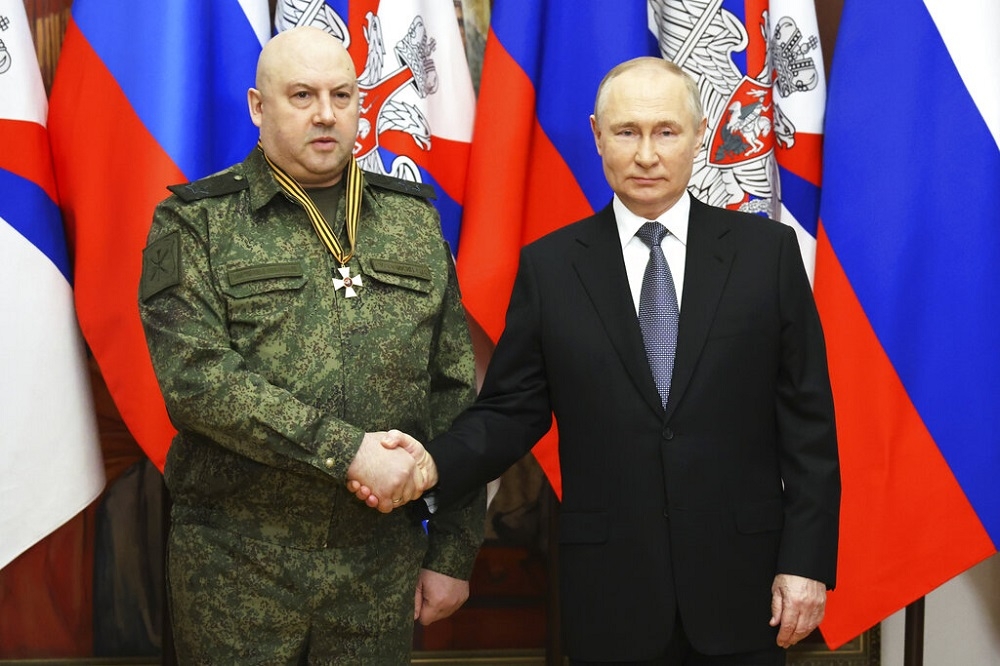 苏洛维金（左）去年12月底获俄国总统普丁颁发勋章。（资料照片／美联社）(photo:UpMedia)