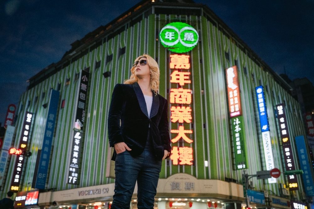 日本「夜王」羅蘭來台抽空逛西門町，與萬年大樓合影留念。（PressPlay Academy提供）