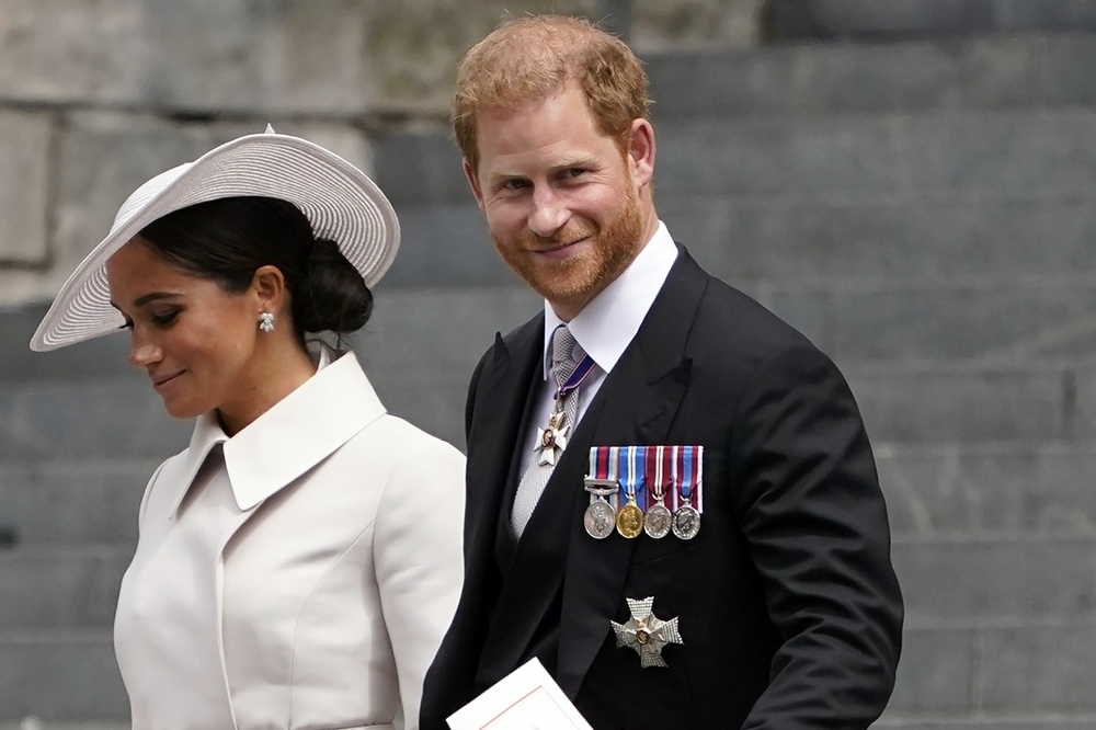 英國哈利王子夫妻不受歡迎程度在英國創了新高，但英國民眾並不支持對他們施以羞辱言論。（美聯社）