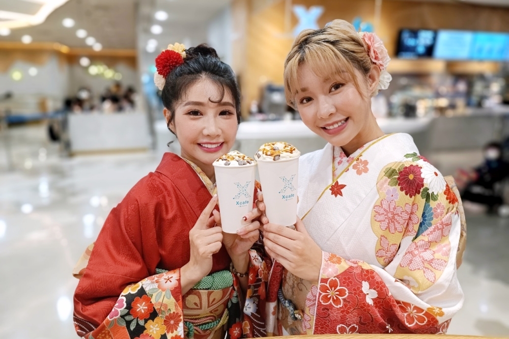 樂天女孩 YURI 及筠熹穿著日本傳統服飾之一的振袖，品嚐豆香黑蜜蕨餅拿鐵。（林冠伶攝）