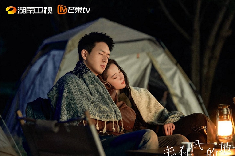 中國流量女星劉亦菲（右）、李現主演的田園療癒新戲《去有風的地方》正在熱播中，兩人在劇中進入曖昧期，網友直誇CP感爆棚。（取自去有風的地方微博）