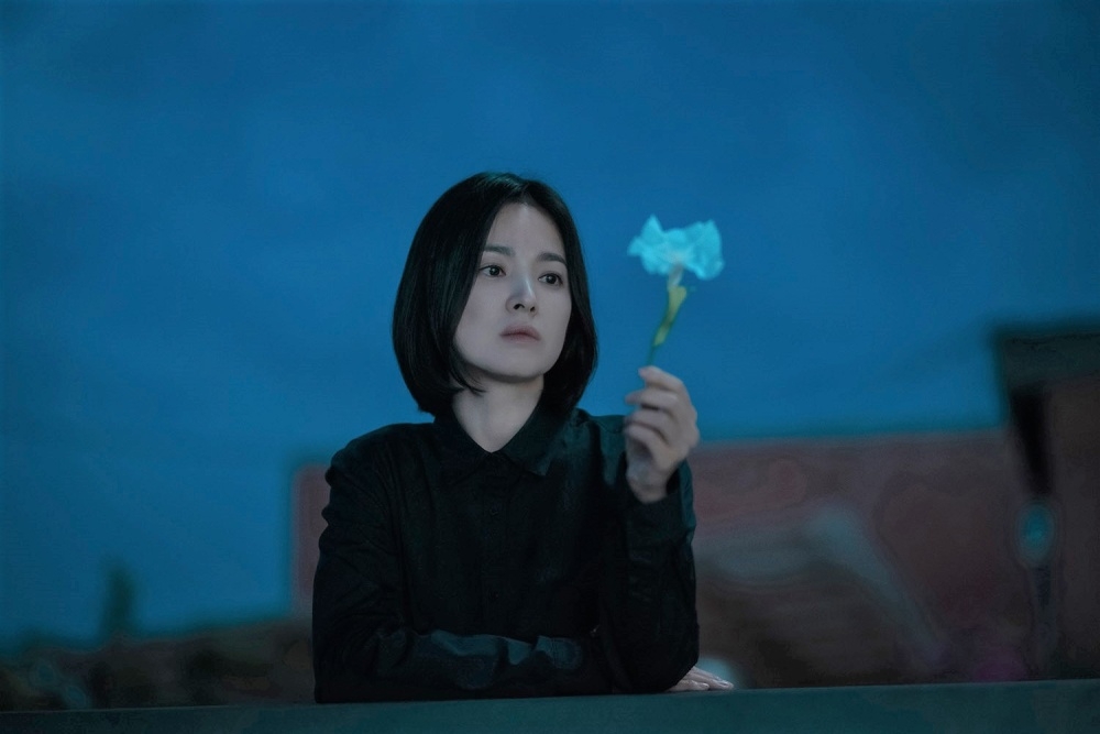 韓劇《黑暗榮耀》中，宋慧喬飾演一心復仇的教師，她看過劇本後，不敢相信這竟出自擅長愛情劇的編劇金銀淑之手。（翻攝自Netflix）