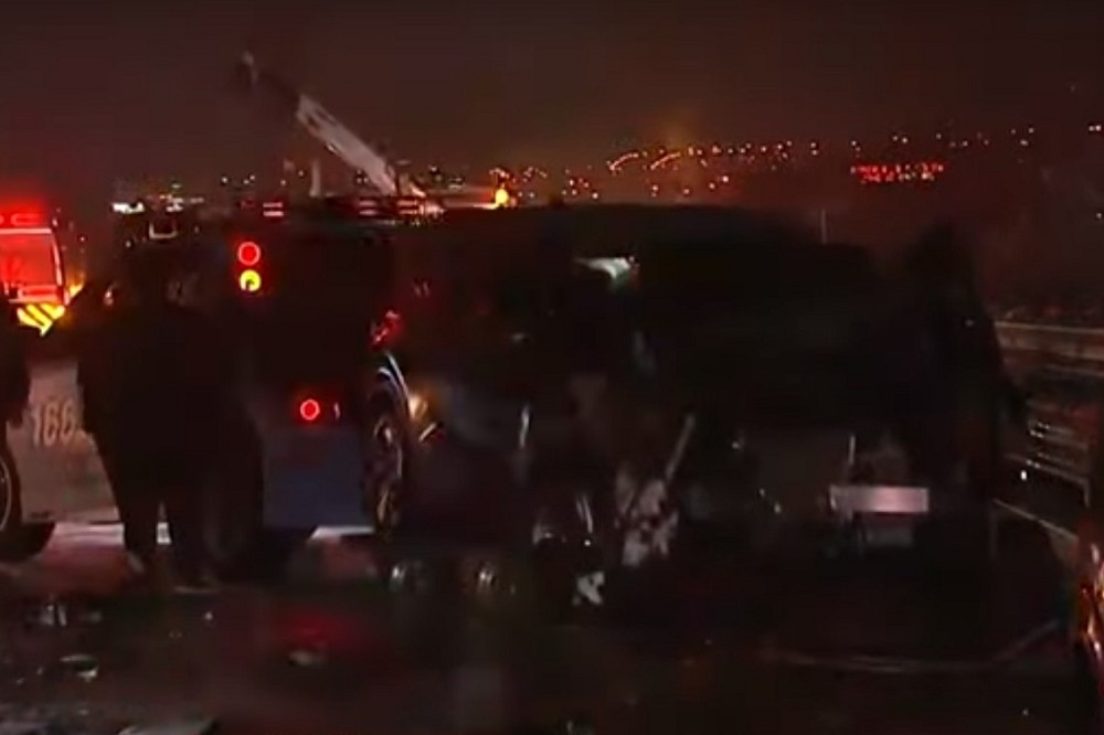 當地警消趕抵現場，以機具破壞損毀的車輛救出車禍傷者。（截自影片）