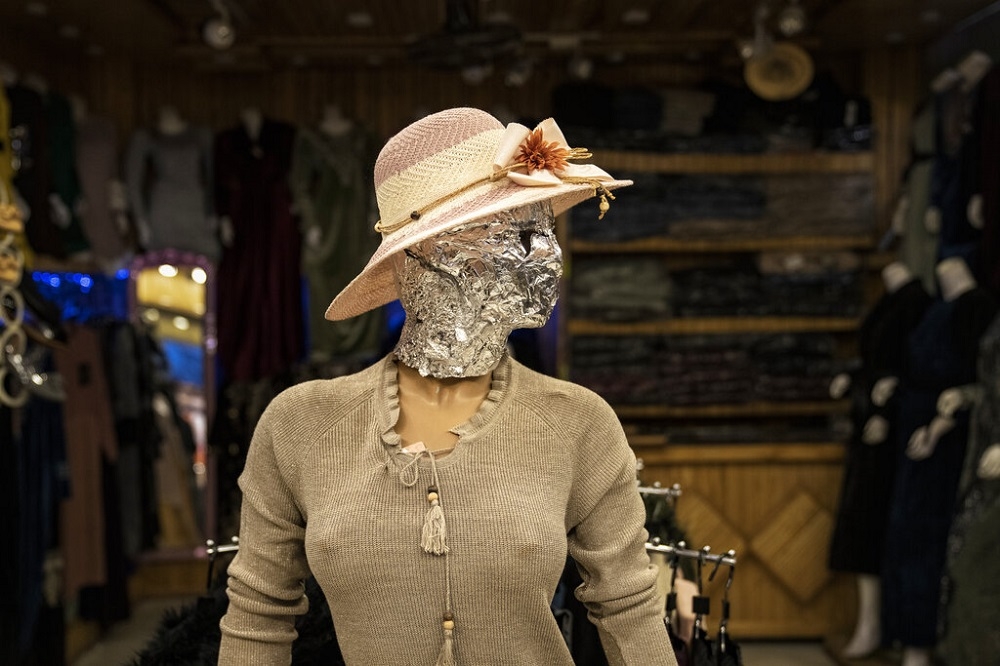 阿富汗喀布尔一处女装店的人体模型头部被盖住。（美联社）(photo:UpMedia)