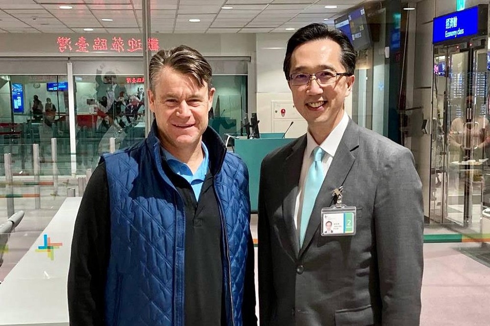 外交部北美司司長徐佑典，在桃園國際機場迎接聯邦參議員楊恩（Todd Young，左）。（外交部提供）