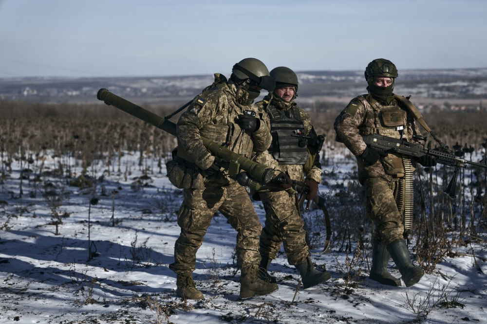 烏東要地蘇勒達爾（Soledar）據傳已經失守，圖為蘇勒達爾前線的烏克蘭士兵。（美聯社）