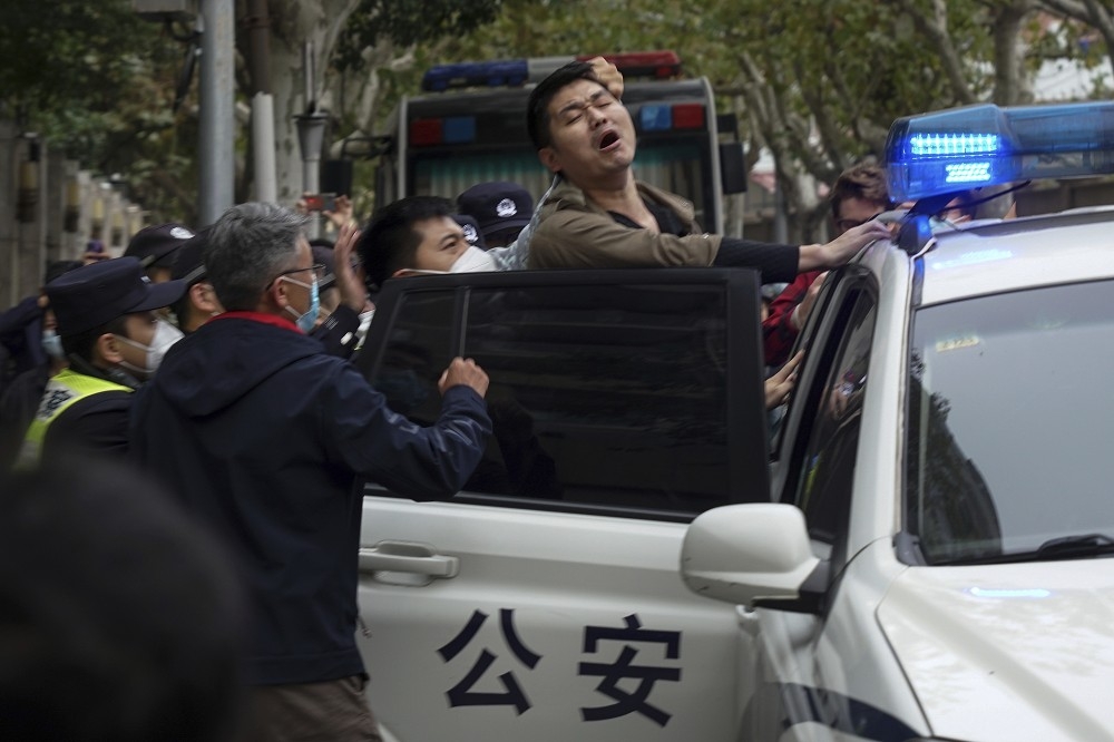 中國官方正持續對白紙運動參與者進行秋後算帳，圖為當時在抗議活動中警方進行逮捕的情形。（美聯社）