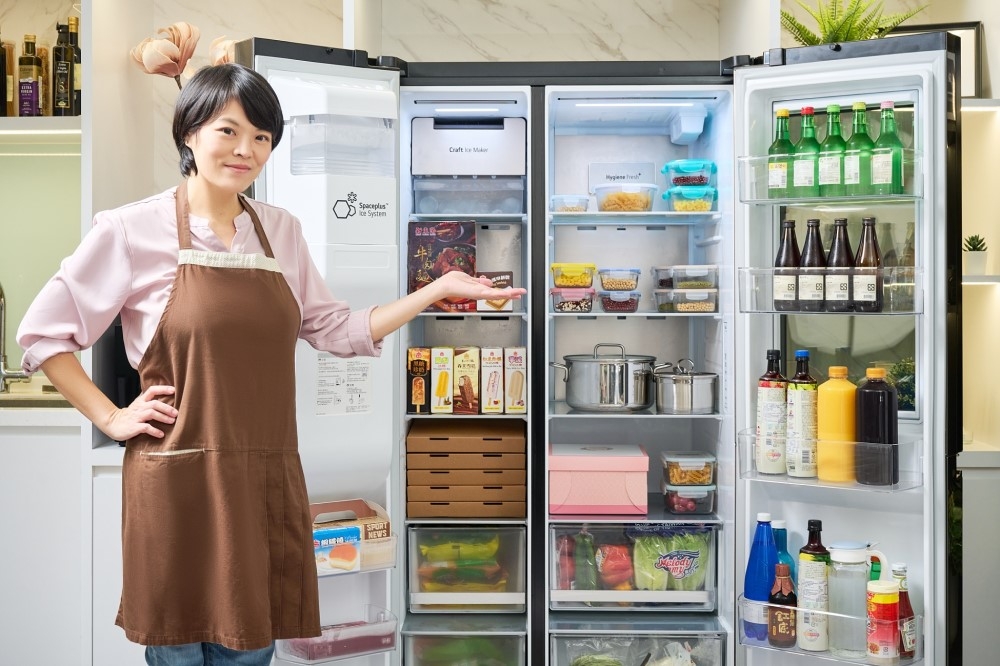 家事達人陳安祺推薦LG InstaView敲敲看門中門冰箱，解決收納食材的疑難雜症，讓煮婦煮夫們過好年。（LG提供）