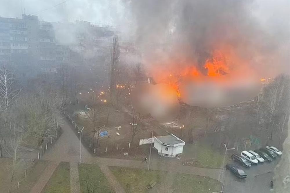 烏克蘭內政部長搭乘的直升機，在基輔附近的城鎮墜毀，事故地點冒出熊熊火焰。（取自推特）