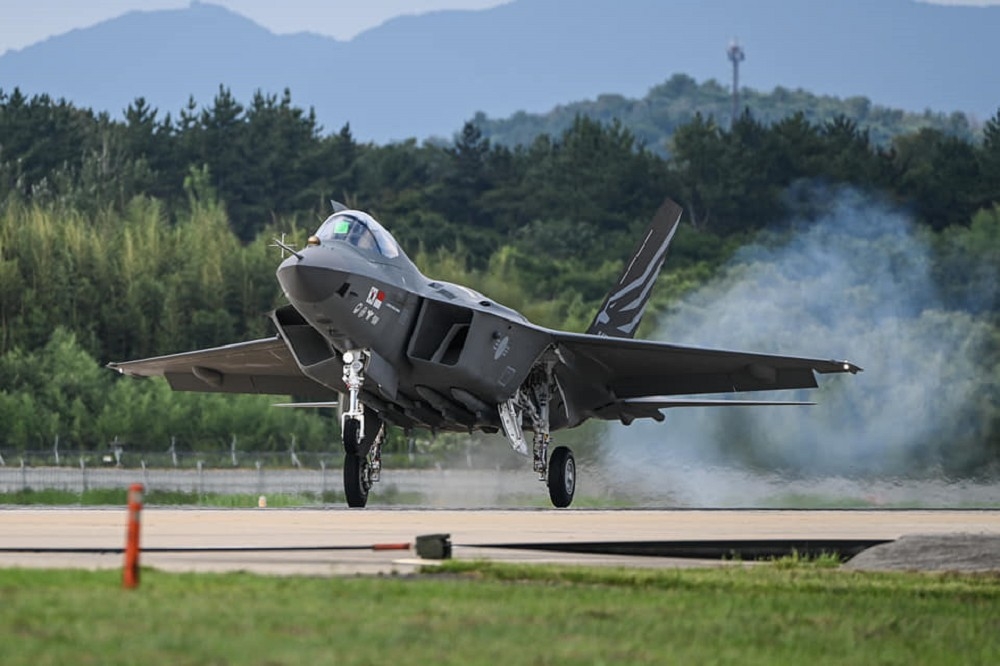 南韓自主研發的KF-21戰機原型機，17日首度達成超音速飛行。（取自南韓空軍FB）