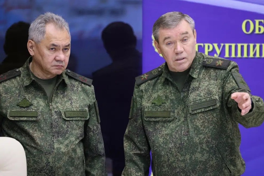 俄羅斯參謀總長葛拉西莫夫（右）在俄羅斯部隊享有高度的聲望，近日被新任命為「特別軍事行動」的總指揮官。（美聯社）