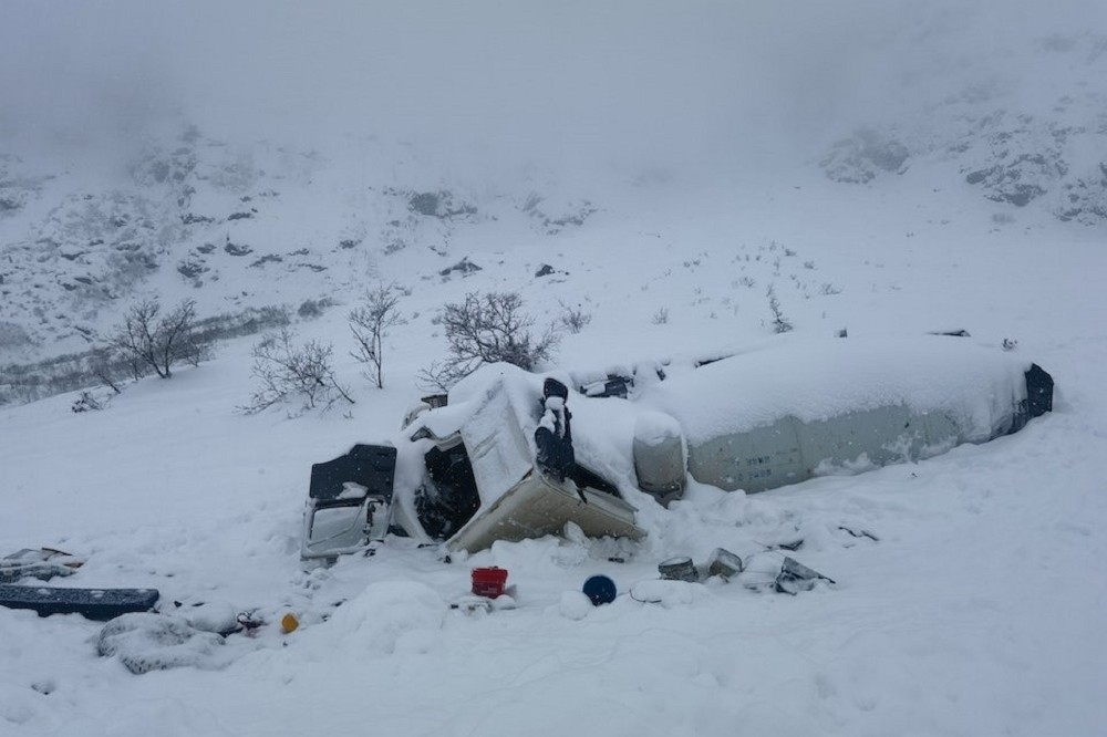 当地雪崩威力巨大，连大型卡车也被掀翻埋在雪堆之下。（取自央视）(photo:UpMedia)