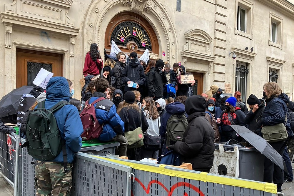 法国各地19日串联大罢工，抗议政府将退休年龄延至64岁的政策，巴黎的高中生也加入行列，在学校外架起路障。（美联社）(photo:UpMedia)
