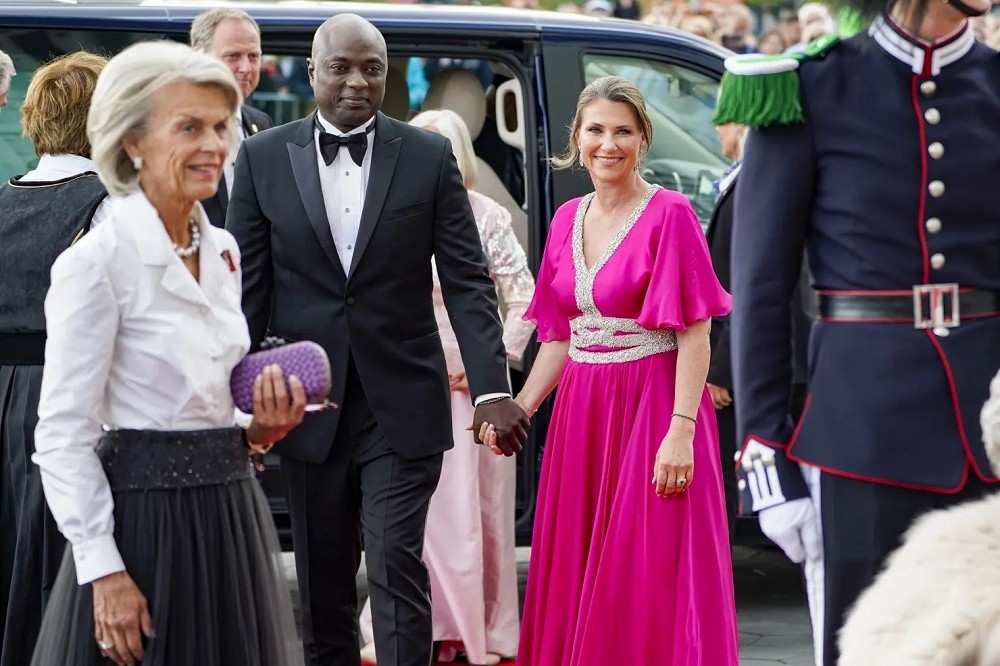 挪威路易絲公主（右二）為愛放棄王室職責，與「巫師」未婚夫韋瑞特（右三）開創新事業，圖為2022年6月兩人出席王室派對。（美聯社）
