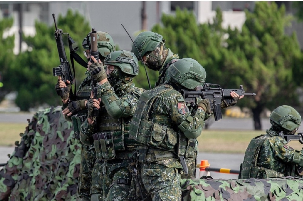 在台灣軍隊真正走向了徵募併行制後，國軍應該要擷取兩種制度的長處，才會成功。（圖片摘自總統府網站）