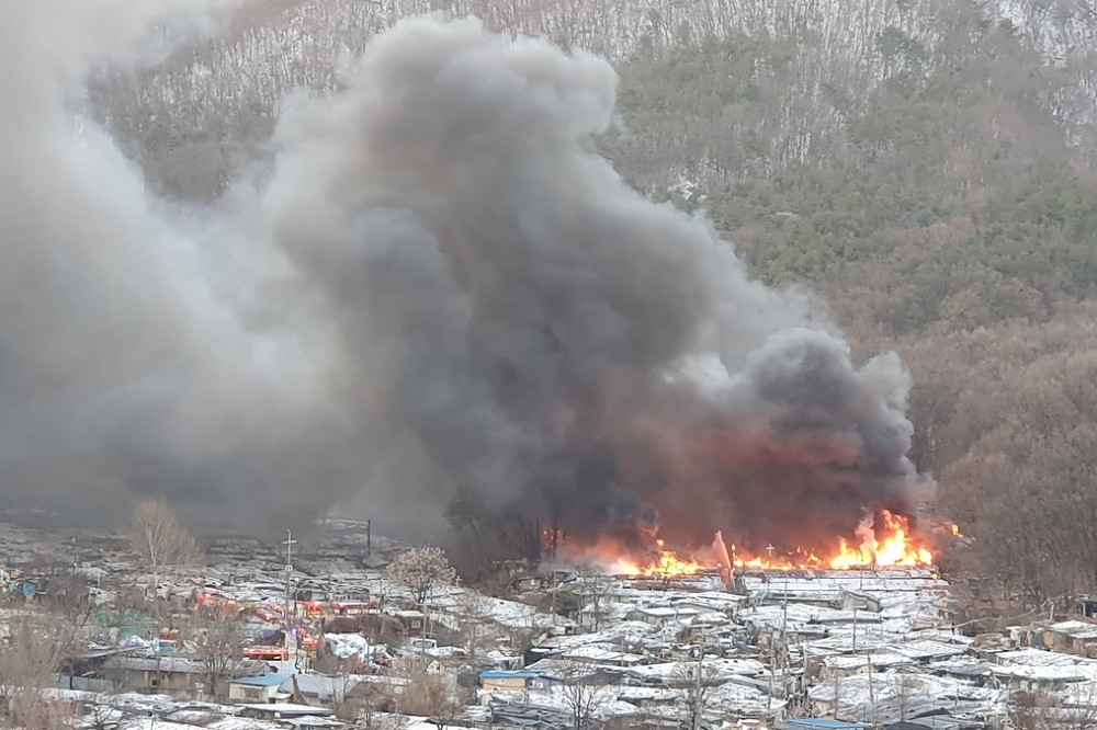 南韓首爾江南區九龍村發生大火，讓當地居民這個農曆春節並不好過。（取自推特）