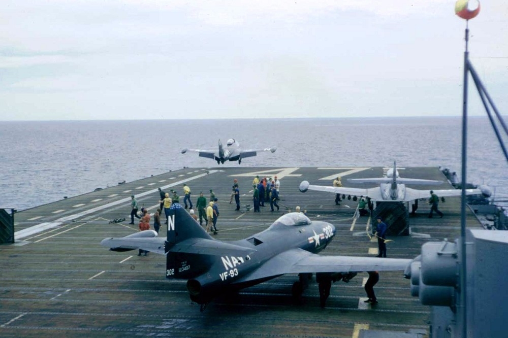 F9F戰機自舊式航母起飛的，當時美國海軍戰機性能不如蘇聯MiG-15。（取自美國海軍）
