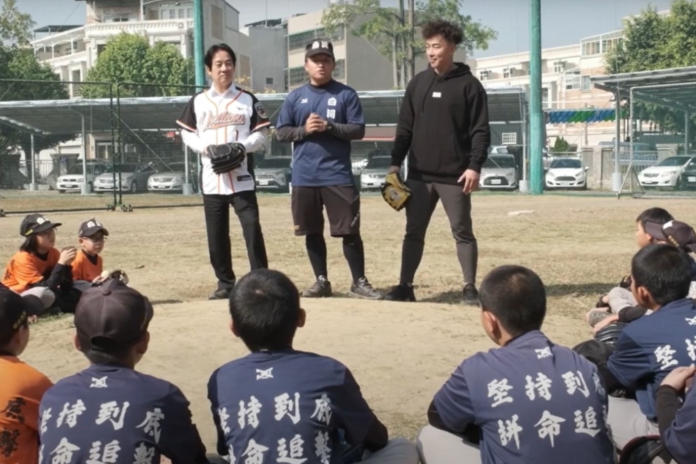 賴清德（左）與郭泓志（右）到台南白河國小探望棒球隊小成員。（翻攝畫面）