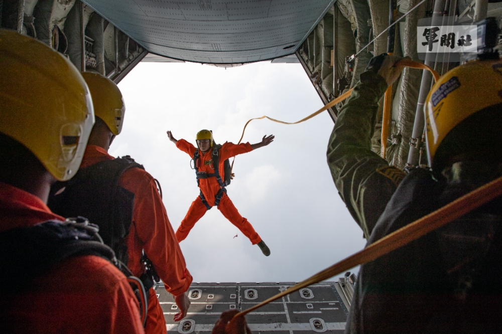 傘兵必須累積無數次高空跳傘經驗才能取得神龍臂章。（軍聞社）