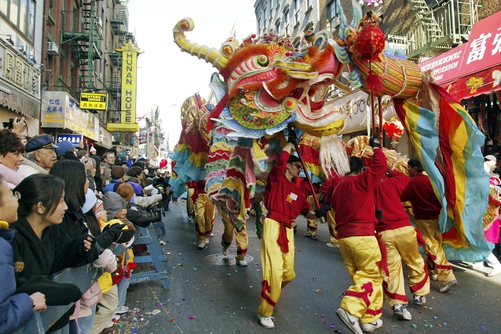 一般人以為「文化傳統」乃一風雅事物，但「農曆新年」特別容易引發國際衝突。（紐約唐人街農曆新年活動／維基百科）