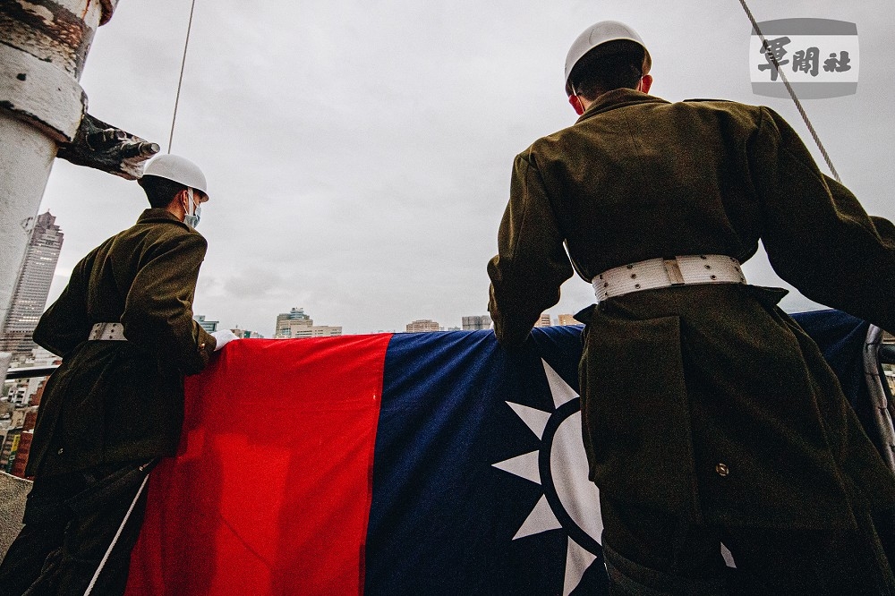 總統府升旗是211營官兵每天執行的任務。（軍聞社提供）