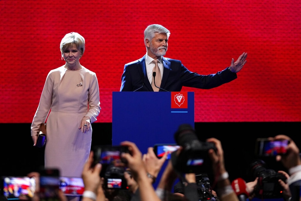 捷克總統當選人帕維爾（右）偕夫人在競選總部感謝支持者。（美聯社）