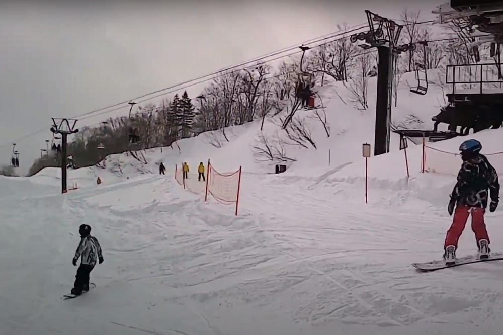 一名在栂池高原滑雪的遊客所拍下的28日影片，當時由於連日大雪使得積雪相當深厚。（截自影片）