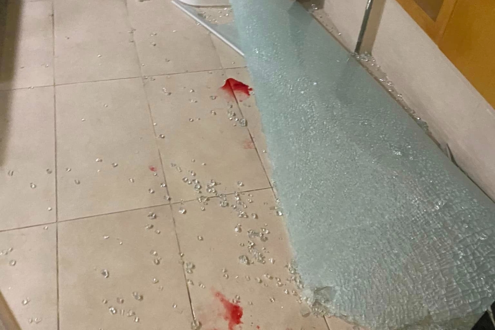 宜蘭某知名溫泉會館日前發生一起浴室玻璃門爆裂的意外，造成住客全身割傷。（取自《爆料公社》臉書）