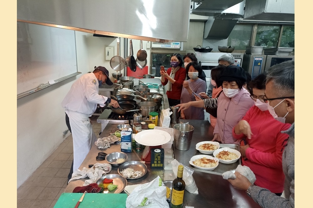 中華科技大學111學年度樂齡大學進行養生西餐料理課程。（教育部提供）
