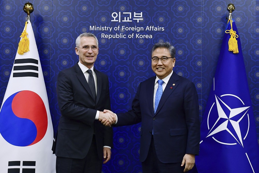 正在首爾的北約秘書長史托騰柏格，30日與南韓外長朴振會面。（美聯社）