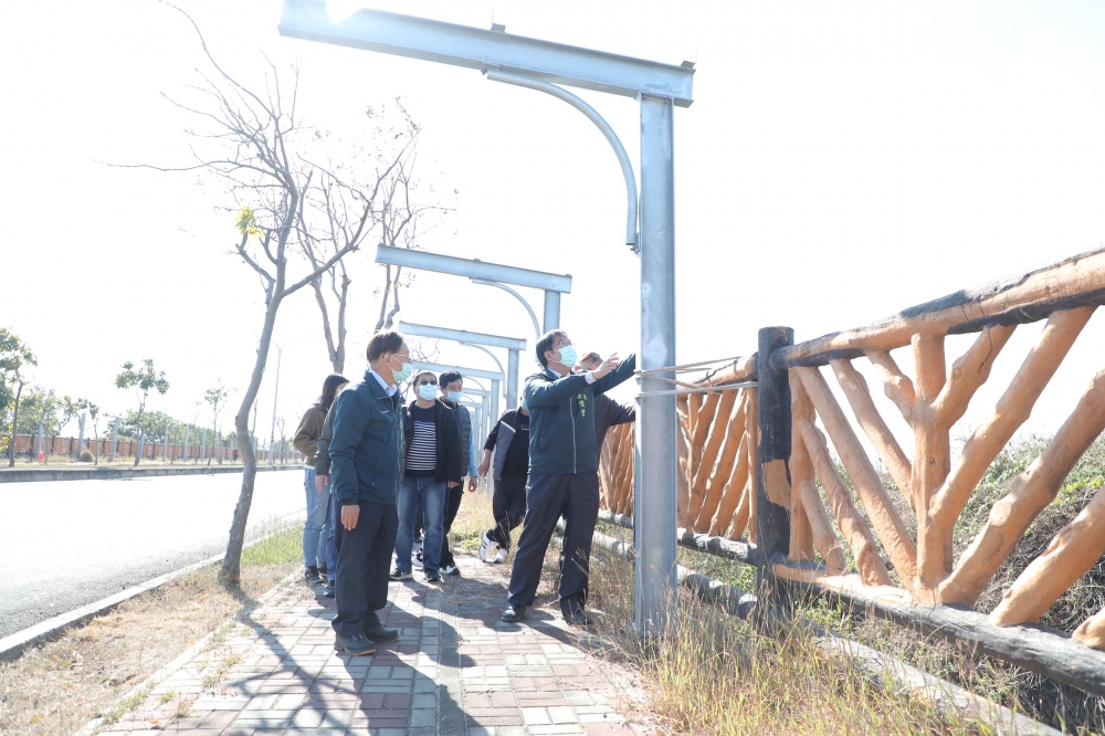 台南市長黃偉哲30日率隊稽查安南區海尾路人行道上的太陽能板鋼柱要求包商限期改善缺失。（市府提供）