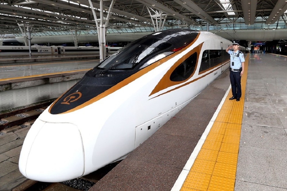 中国高铁由于春运返工乘客太多，导致延误发车。图为「复兴号」列车。（取自新华网）(photo:UpMedia)
