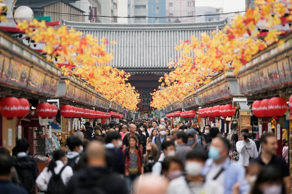 日本開放邊境後，國際旅客消費規模已接近疫情爆發前的水準。圖為淺草寺前的商店街。（美聯社）