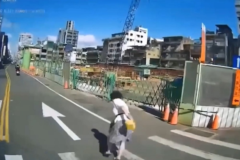 日本YouTube頻道近日上傳一個短片，影片中台灣婦人走經斑馬線時，差點遭左轉卡車撞上，婦人受到驚嚇後跌坐路邊，引發日本網友討論。（翻攝畫面）