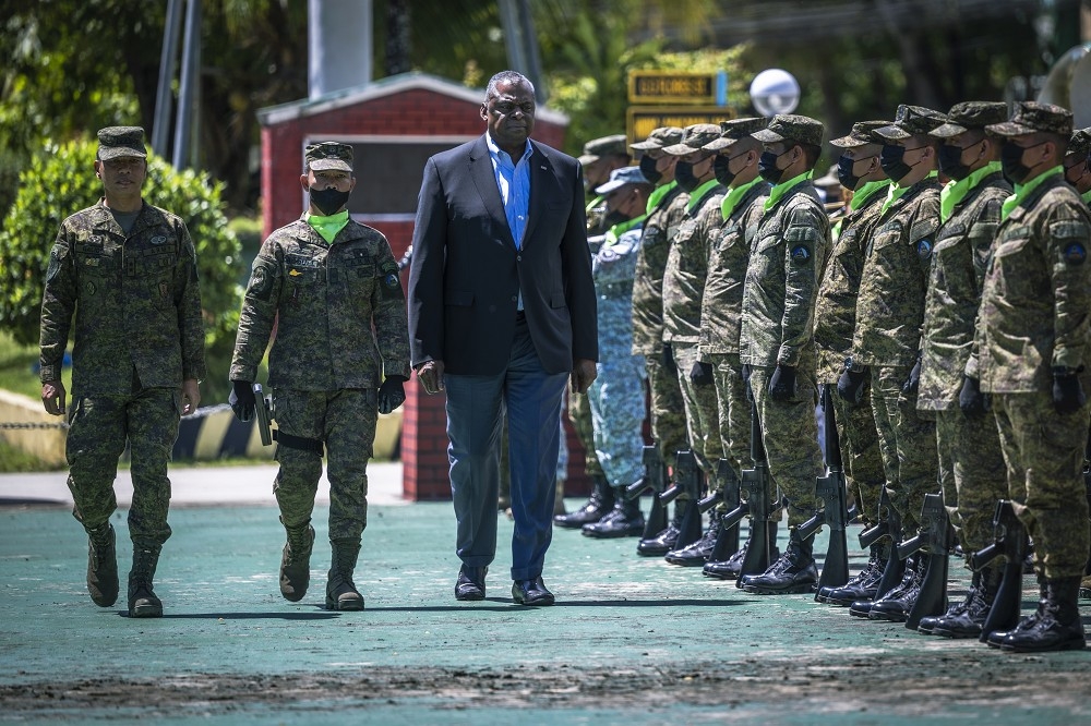 美國防長奧斯汀在菲律賓進行訪問，接受隆重軍禮迎接。（取自五角大廈網站）