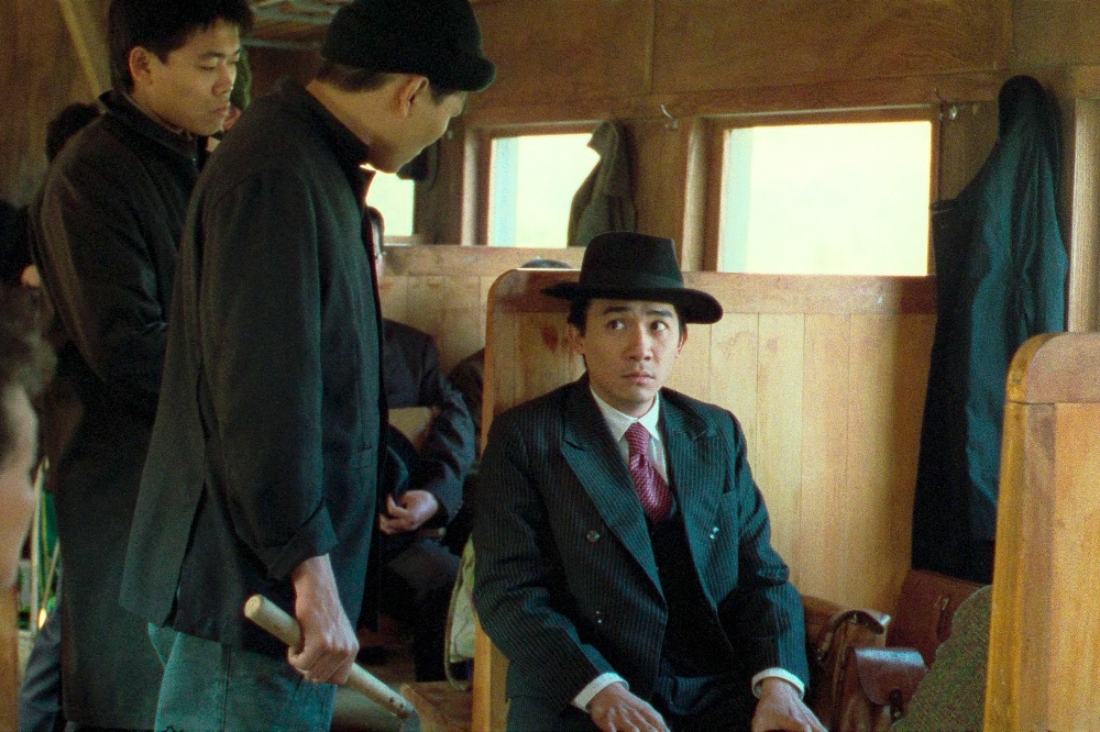 在《悲情城市》中，梁朝偉在火車上被問及「你是哪裡人？」失聰瘖啞的他，大聲回答：「我…台灣人」。（牽猴子提供）